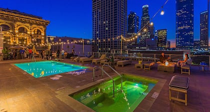 Stylish XL 2br/2ba At HWH by Oneluxstay