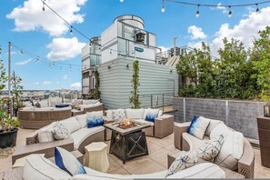Apartment | 2 bedrooms - Stylish XL 2br/2ba At HWH by Oneluxstay (Los Angeles)