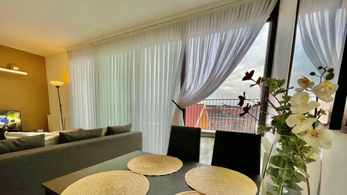 Modern 1BR Near Diamond District by Oneluxstay