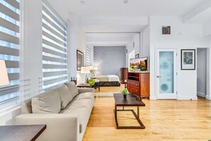 Apartment | 2 bedrooms - Stylish 2br/2ba At HWH by Oneluxstay (Los Angeles)