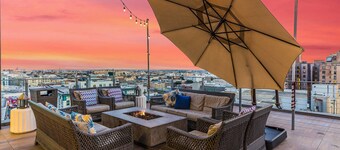 Stylish 2br/2ba At HWH by Oneluxstay