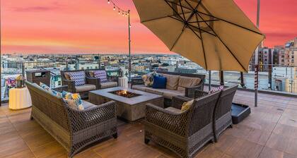 Stylish 2br/2ba At HWH by Oneluxstay