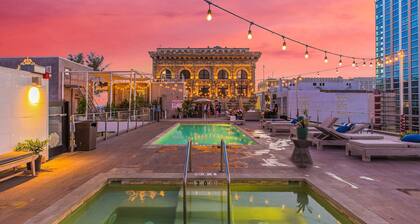 Stylish 2br/2ba At HWH by Oneluxstay