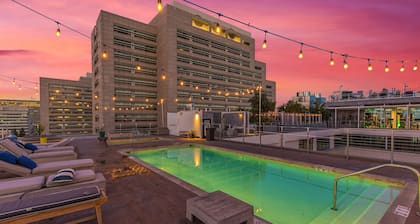 Stylish 2br/2ba At HWH by Oneluxstay