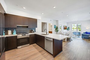 3 bedrooms - Luxury 3BR Hollywood Sign View by Oneluxstay (Los Angeles)