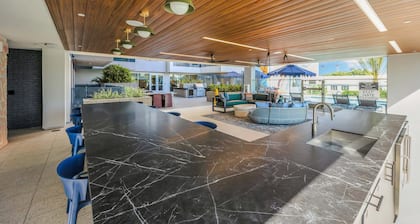 Luxury 3BR Hollywood Sign View by Oneluxstay
