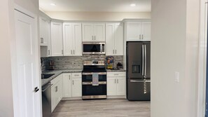 冷蔵庫、電子レンジ、オーブン、コンロ