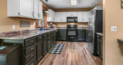 Lakeside Getaway Includes Hot Tub pet Friendly