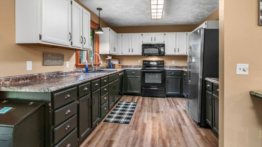 Lakeside Getaway Includes Hot Tub pet Friendly