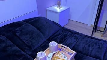 Luxury Room, Balcony, City View | In-room dining