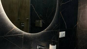 Luxury Room, Balcony, City View | Bathroom