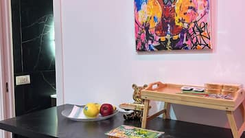 Camera Luxury, balcone, vista città | Lenzuola Frette, biancheria da letto di alta qualità, postazione laptop
