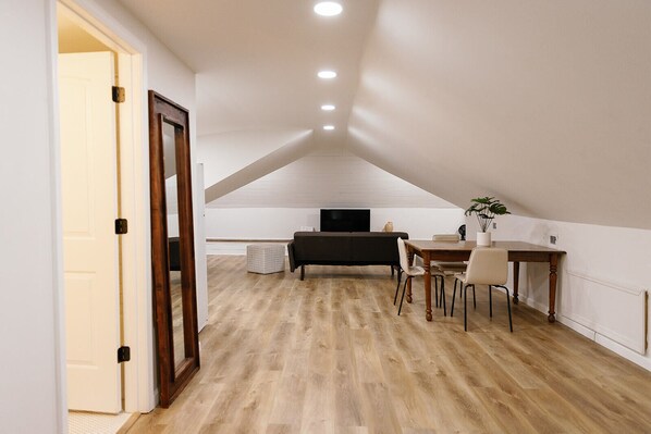 Interior - Seabiscuit Loft - Studio Stay in Downtown Lexington (Lexington)