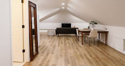 Seabiscuit Loft - Studio Stay in Downtown Lexington
