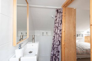 Ferienhaus | Badezimmer | Dusche, kostenlose Toilettenartikel, Haartrockner, Handtücher
