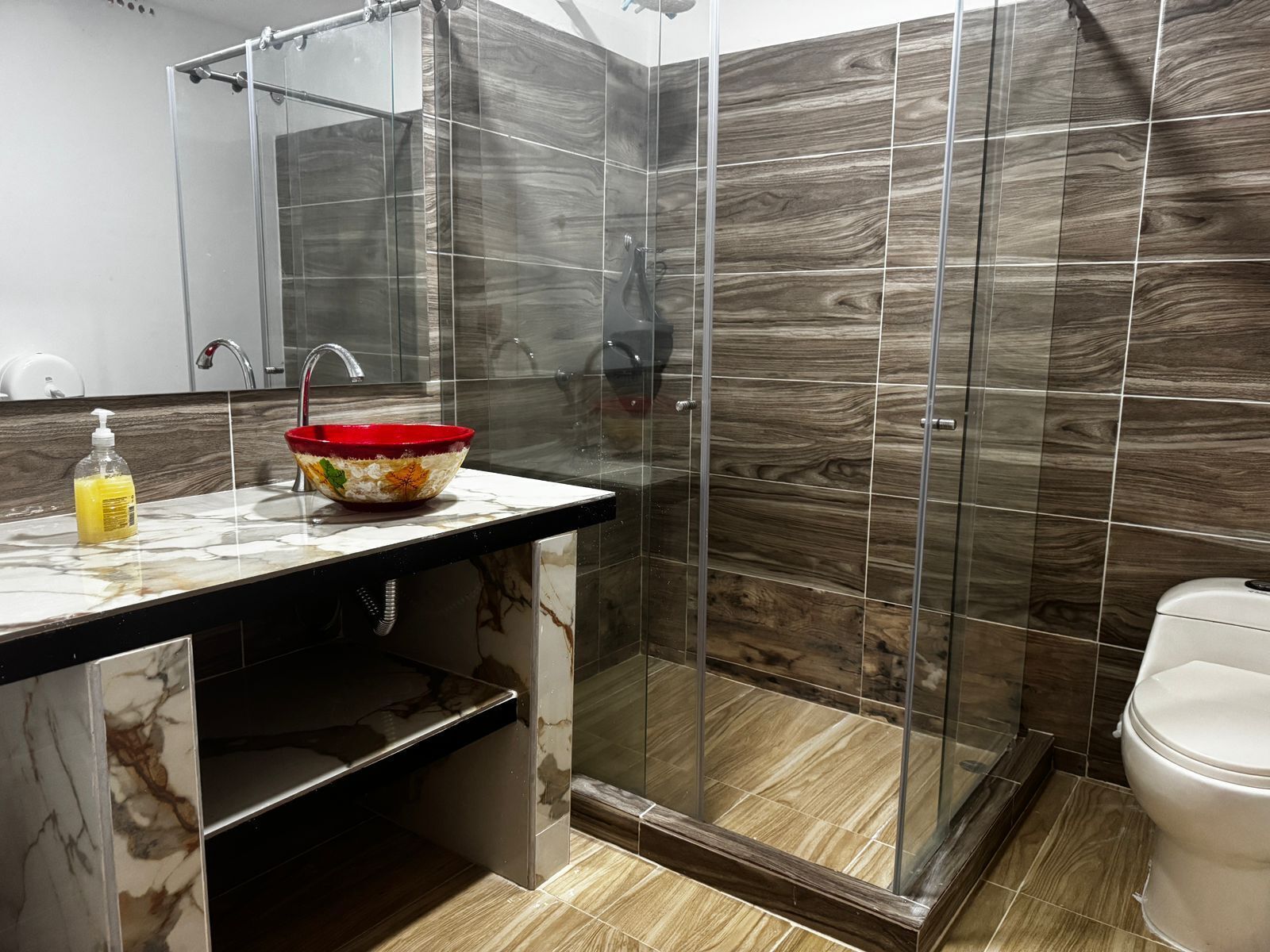 淋浴设施、卫生纸