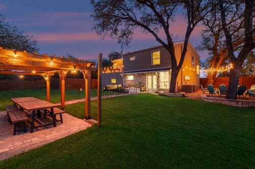 5 Minutes to Lake Travis. Sleeps 20 with Community Pool Pickleball and Fire Pit.