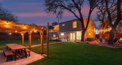 5 Minutes to Lake Travis. Sleeps 20 with Community Pool Pickleball and Fire Pit.