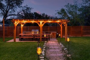 Outdoor dining - Cosmic Cowboy: Hot Tub, Fire Pit, Putt-Putt, Games | Sleeps14 (Lago Vista)