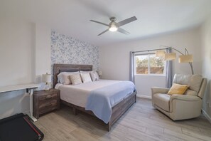 6 bedrooms, in-room safe, desk, iron/ironing board - Cosmic Cowboy: Hot Tub, Fire Pit, Putt-Putt, Games | Sleeps14 (Lago Vista)