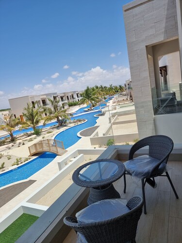 Elegant Studio With Pool Views