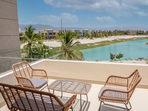Elegant Lagoon View With Balcony