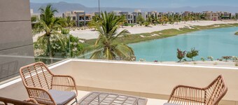 Elegant Lagoon View With Balcony