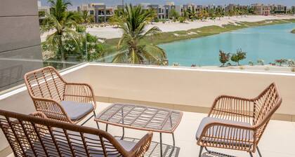 Elegant Lagoon View With Balcony