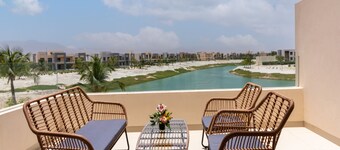 Elegant Lagoon View With Balcony