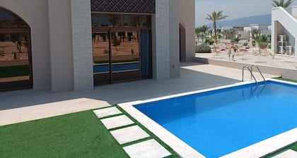 Cozy 2-bedroom Poolside Haven