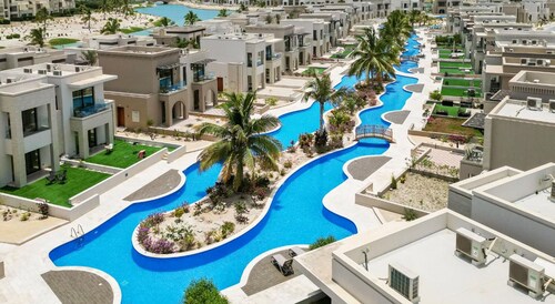 Chic Pool-view Studio With Balcony