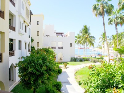 Marina Breeze 2-bedroom Retreat