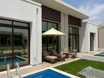 One-bedroom Oasis With Pool View