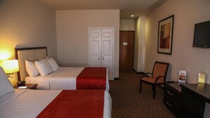 A hotel room with two beds, a desk, a chair, and a television. - HOTEL LA MINA PARRAL (Hidalgo del Parral)