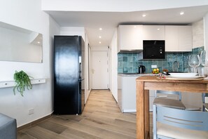 Fridge, microwave, stovetop, coffee/tea maker