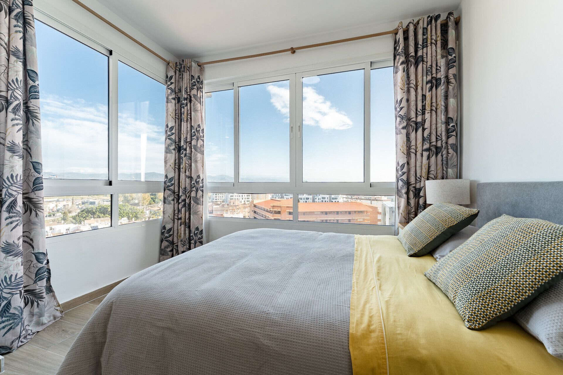 Tabla de planchar con plancha, wifi gratis, ropa de cama