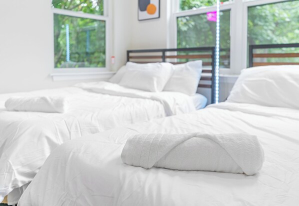 2 bedrooms, WiFi, bed sheets - NYC Urban Escape 15min to Newark Penn Station (Newark)