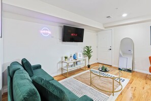 TV - NYC Urban Escape 15min to Newark Penn Station (Newark)