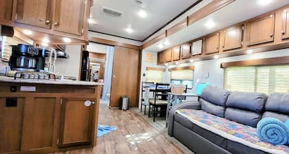 Romance Glamping | Pup Paradise | Near River | ADA