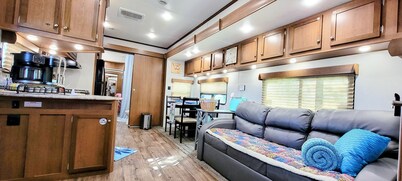 Romance Glamping | Pup Paradise | Near River | ADA