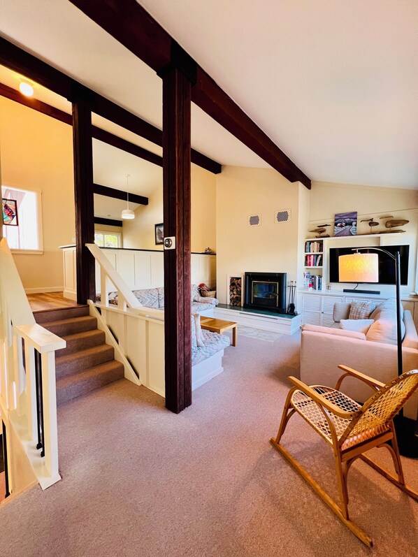 Smart TV, fireplace