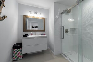 Een douche, handdoeken, toiletpapier