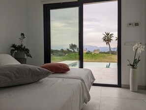 3 habitaciones, tabla de planchar con plancha, wifi y ropa de cama