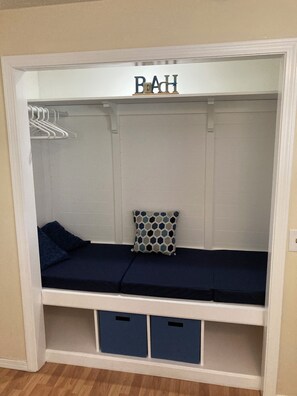 4 slaapkamers, een strijkplank/strijkijzer, wifi