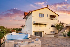 Villa, Smoking | 3 bedrooms, desk, soundproofing