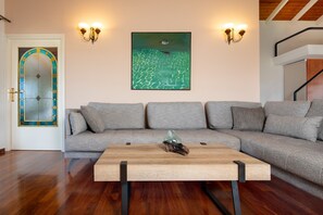 Huvila, tupakointi sallittu | 3 makuuhuonetta, työpöytä, äänieristys