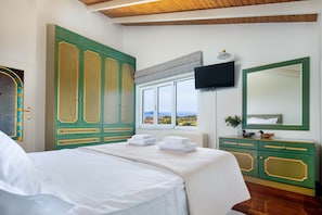 Villa, Smoking | 3 bedrooms, desk, soundproofing