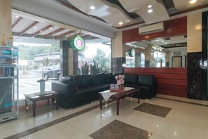 Lobby lounge - RedDoorz @ Nick Hotel Isabela (Alicia)