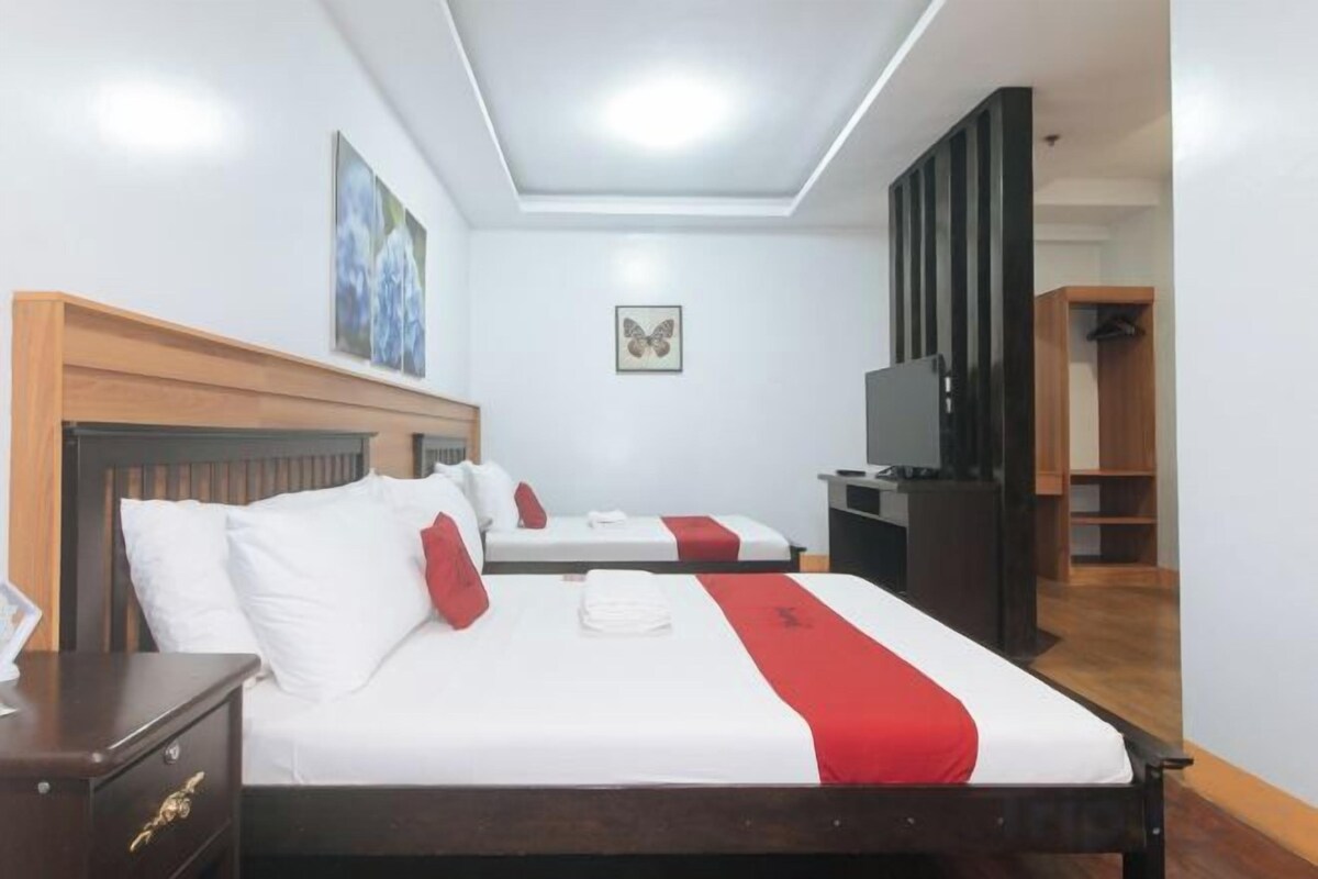 RedDoorz Executive Room (3 Adults)