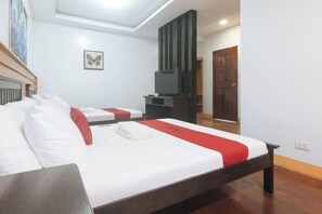 Room - RedDoorz @ Nick Hotel Isabela (Alicia)
